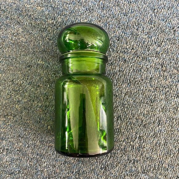 Vintage 2 glass jars one clear and one green W/lids - Picture 3 of 15